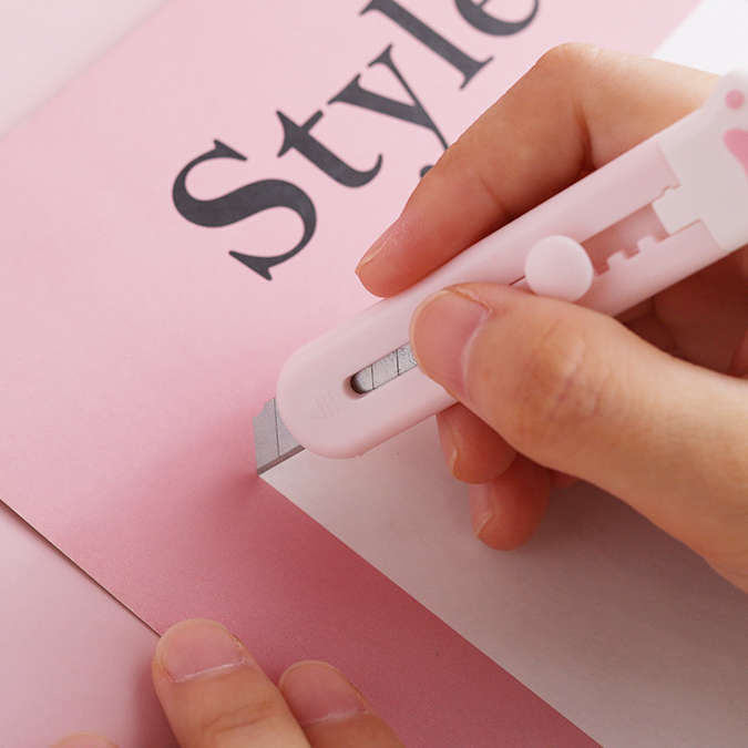 3色セット 子ネコと握手しながら紙を切る ぷっくりピンクの肉球がかわいいミニカッター かわいい キュート おしゃれ 女子文具 カッターナイフ ねこ 映え 偉大な 肉球