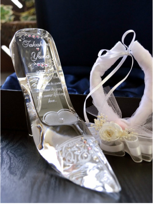 楽天市場 プロポーズ プレゼント アイテム シンデレラのガラスの靴 ガラスの靴に名入れ記念日を彫刻 リングピロー加工ありブリザーブドフラワー付き 送料無料 アートガラス楽天市場店