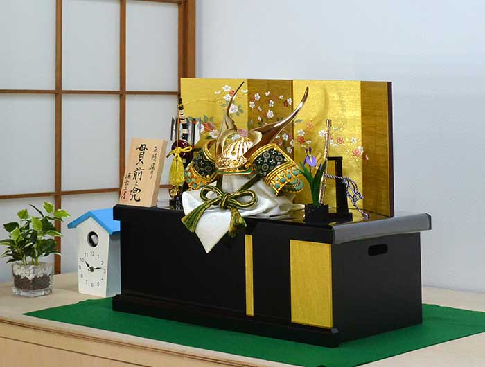 一位置付ける上 正絹からだ付き 鹿革の本物の印伝 貫前の兜（ぬきさきのかぶと） ※名まえと家紋そして生まれ入り口・入口アクリル樹脂立て札、さらにオルゴールつき第八芸術立つき（お取りつくろう仕掛ける一揃えつき） 日本人形・フランス人形-その他-おもちゃ