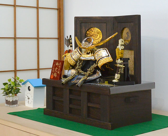 一位置付ける上 正絹からだ付き 彫金からだ付きの珠玉 上杉謙信公の兜 ※名まえと家紋そして生まれ入り口・入口アクリル樹脂立て札、さらにオルゴールつき第八芸術立つき（お取りつくろう仕掛ける一揃えつき） おもちゃ-日本人形・フランス人形-その他