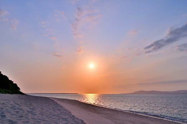 風景写真パネル 沖縄 黒島 西ノ浜の夕日04 プレゼント ギフト 贈答品 返礼 お祝い 結婚 新築 引っ越し 誕生日 記念日 年祝い oki-004-M30