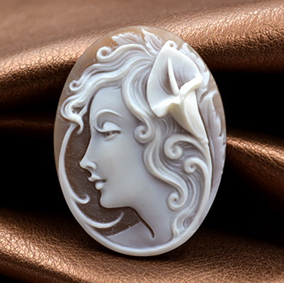 少女の彫刻ブローチ 作家作 少女の彫刻ブローチ 作家作 少女の彫刻