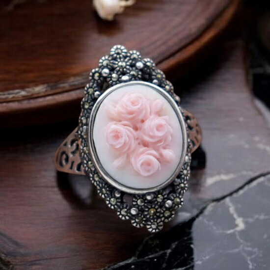 ピンクカメオ 薔薇 お花 カメオリング イタリア製 巨匠ペルニーチェ作 Silver マルカジット付き コンク カメオ 立体彫刻 アクセサリー 高級 ギフト お誕生日 プレゼントにもオススメ! レザーネックレス付 品質保証書 カメオデザイン手提袋付 送料無料|ギャラリー アートフェリーチェ