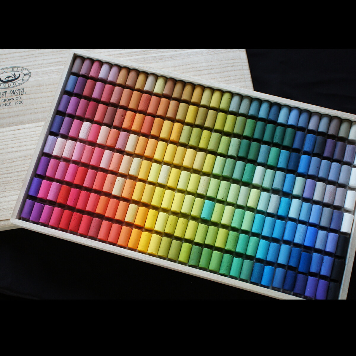 王冠化学工業所 ゴンドラパステル ソフトパステル　66色セット 王冠化学工業所 ゴンドラパステル66色セット 214912（直送品
