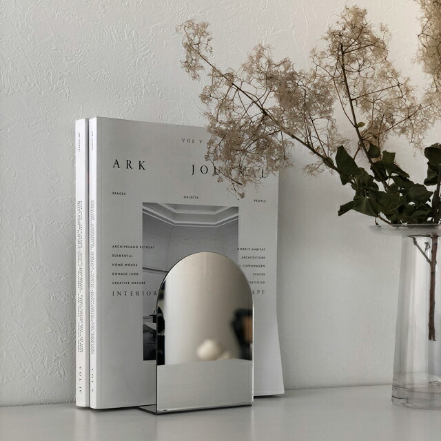 余白もインテリアの一部。奥行きを楽しむアクリル製ブックエンド