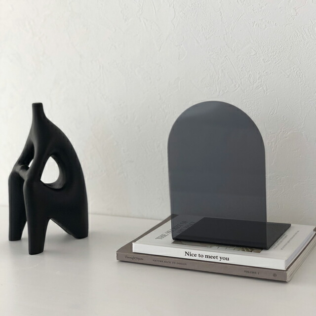 余白もインテリアの一部。奥行きを楽しむアクリル製ブックエンド