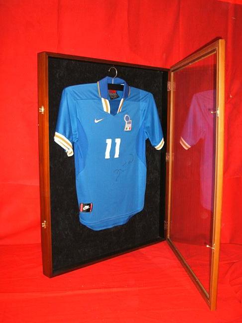 【Lサイズ・金縁】『高級ユニフォームケース』（82cm×102cm）プロ野球12球団・サッカーJ1・J2クラブチームカラー対応【ＵＶ80％カットアクリル仕様】ハンガー付き コレクションケース ユニフォーム 額縁 日本製 国産 野球 サッカー スポーツ ユニホーム 木製 額 保管