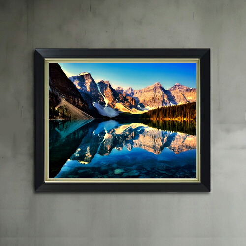 【油絵 直筆仕上げ】モレーン湖の風景 F6サイズ 額入り 【アップグレードフレーム】 油彩 風景画 オリジナルインテリア絵画 風水画 476&times;384mm 複製画 送料無料 プレゼント ギフト 開店祝い 開業祝い 退職祝い 新築祝い リビング 玄関｜絵画販売アートレスト