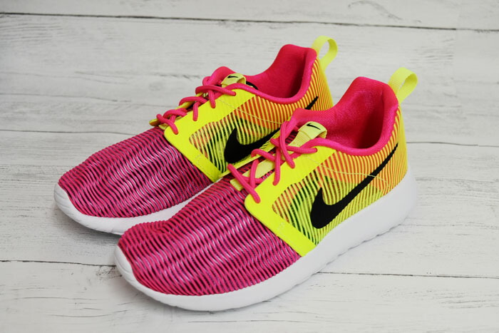 楽天市場 Nike Roshe One Flight Weight Gs Hyper Pink Black Volt White ナイキ ローシ ワン フライト ウェイト As Stock