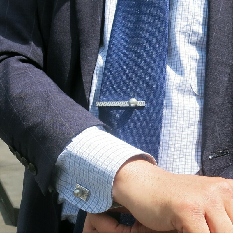 限定特価 カフス ネクタイピン タイピン タイバー クリップ式 シルバー 黒蝶真珠 セットSILVER CUFFS NECKTIE PIN SET  メンズ 男性用 ギフト プレゼント 贈り物 誕生日 記念日 スーツスタイル カジュアル 高品質 送料無料 無料ラッピング 品質保証書付き 旭ジュエリー  ...