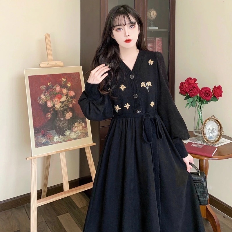 冬のワンピースコーデュロイ刺繍ワンピース婦人服新型日系気質ビッグサイズウエスト収納Vネック気質A字ブラックスカート