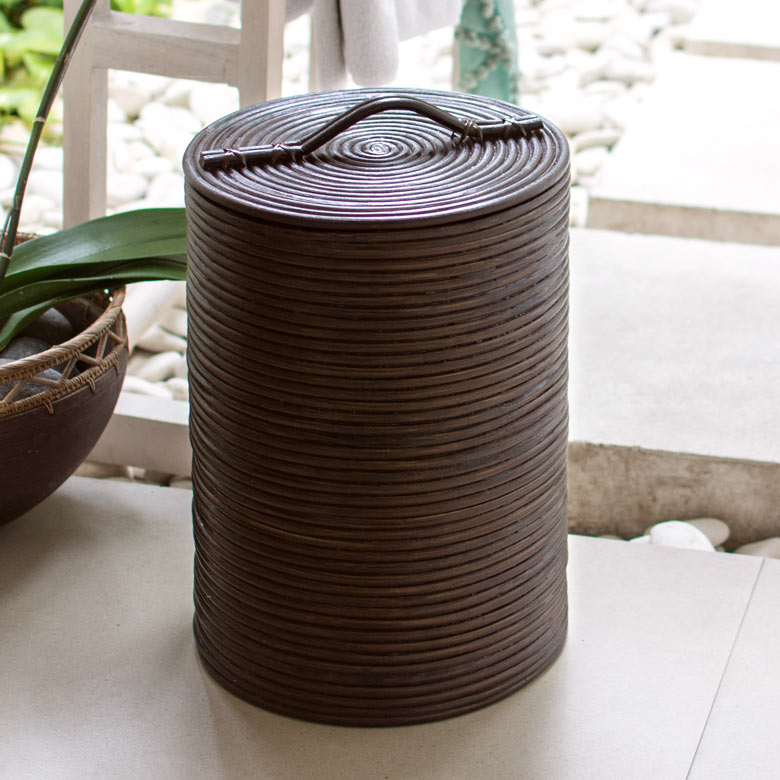 楽天市場 ぐるぐるラタンのふた付き筒型収納ボックス ゴミ箱 おしゃれ フタ付き 見えない ごみ箱 ダストボックス バスケット 収納バスケット 蓋 小物入れ ナチュラル インテリア 寝室 リビング 屑籠 くずかご バリ雑貨 アジアン雑貨 アジアンバスケット アジアン家具