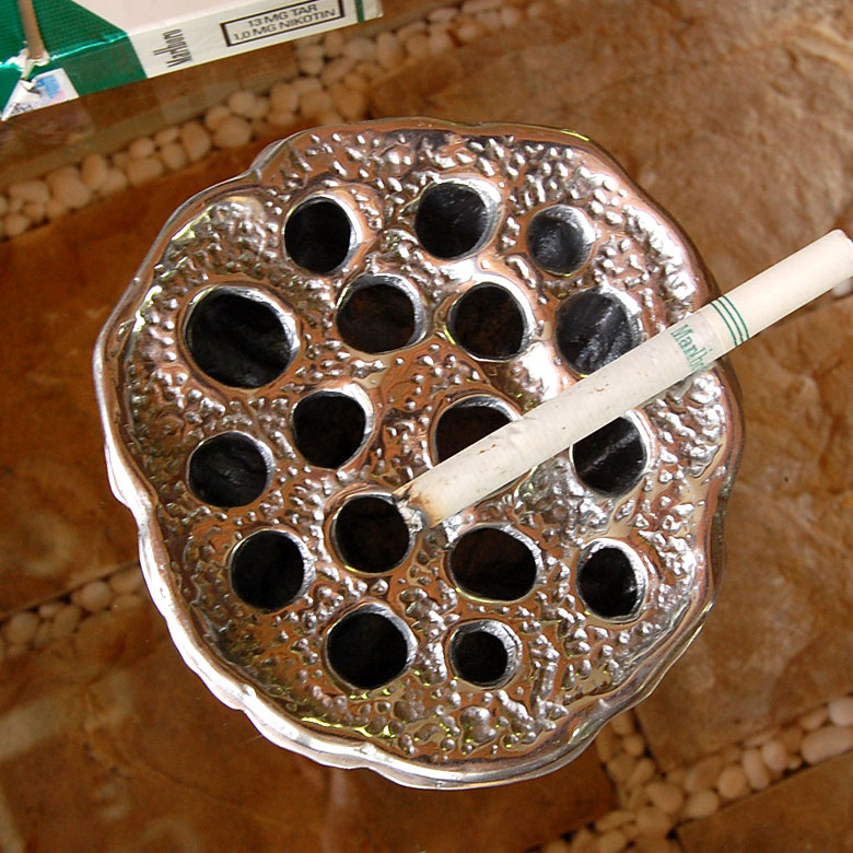 てなグッズや 蓮の花托をモチーフにしたオシャレなアルミ製灰皿 灰皿 おしゃれ フタ付 卓上灰皿 灰ざら はいざら 来客用 アンティーク風 アンティーク調インテリア かっこいい アッシュトレイ バリ 雑貨 アジア雑貨 アジアン雑貨 バレンタイン Zams Ma