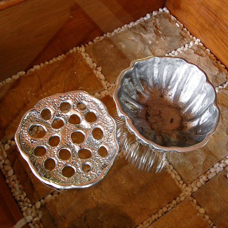 てなグッズや 蓮の花托をモチーフにしたオシャレなアルミ製灰皿 灰皿 おしゃれ フタ付 卓上灰皿 灰ざら はいざら 来客用 アンティーク風 アンティーク調インテリア かっこいい アッシュトレイ バリ 雑貨 アジア雑貨 アジアン雑貨 バレンタイン Zams Ma