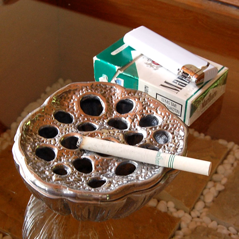 てなグッズや 蓮の花托をモチーフにしたオシャレなアルミ製灰皿 灰皿 おしゃれ フタ付 卓上灰皿 灰ざら はいざら 来客用 アンティーク風 アンティーク調インテリア かっこいい アッシュトレイ バリ 雑貨 アジア雑貨 アジアン雑貨 バレンタイン Zams Ma