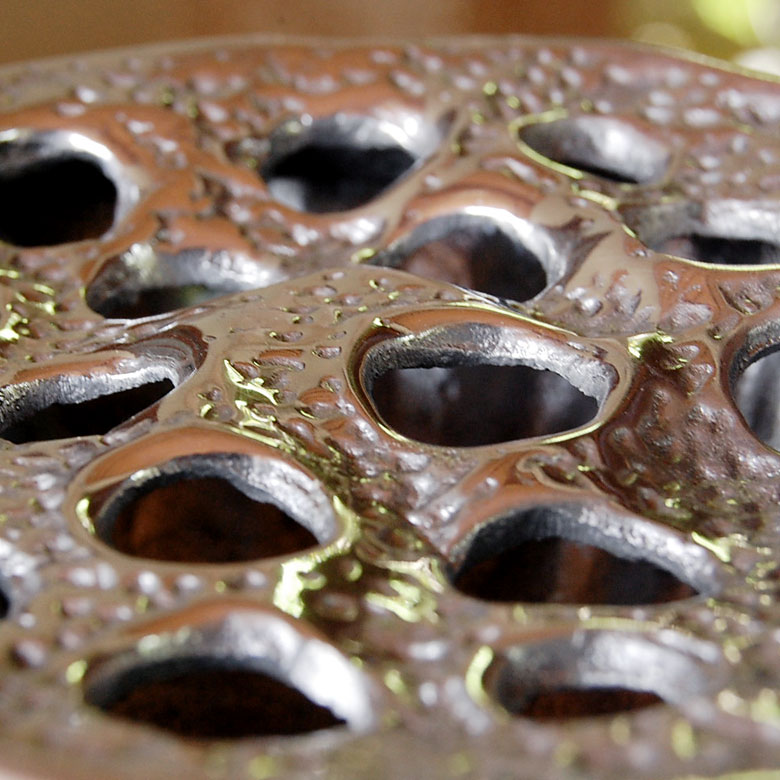 てなグッズや 蓮の花托をモチーフにしたオシャレなアルミ製灰皿 灰皿 おしゃれ フタ付 卓上灰皿 灰ざら はいざら 来客用 アンティーク風 アンティーク調インテリア かっこいい アッシュトレイ バリ 雑貨 アジア雑貨 アジアン雑貨 バレンタイン Zams Ma