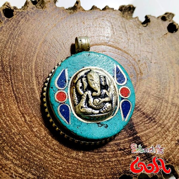 楽天市場 ガネーシャ モチーフ ペンダント ネックレス トップ チベット仏教 マントラ ピアス イヤリング ストラップ チャーム パーツ ネパール インド ハンドメイド アクセサリー 手芸 飾り 装飾 真鍮 ターコイズ コーラル ラピスラズリ ゾウ 仏教 密教 エスニック ゴア