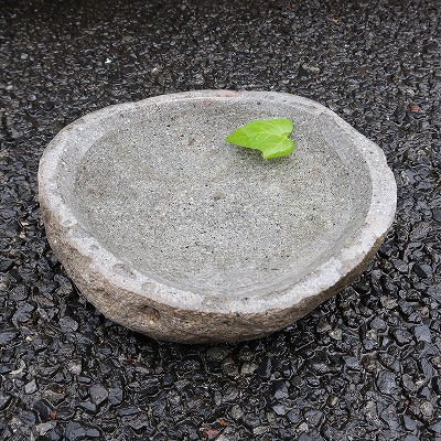 天然石をくり抜いた手水鉢 リバーストーン ミニ SSサイズ 花器 いけばな つくばい 睡蓮鉢 すいれん鉢 メダカ鉢 ガーデン オーナメント 坪庭 ナチュラルストーン【北海道・沖縄県配送不可】250901