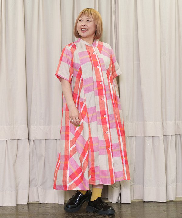 as know as 麻ビッグCHKシャツOP レディース 大きいサイズ ワンピース 半袖ワンピース ワンピース 切替 アシンメトリー 前あき 半袖 レトロ スタンドカラー ポケット付き タック 羽織り チェック 麻 綿 オオラカ|AS KNOW AS 店