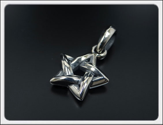 Shin\u0027s Sculpture（シンズ 彫刻術）  スターノットペンダント(PT-28)【しろがね色シャンデリヤ はやりっ児画題 メンズ レディース 差し上げ物】