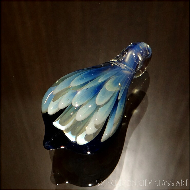 synchronicity glass art（シンクロニシティ グラス アート)太田 龍 『Current/カレント(背景ブルー)』SNG-1037 【高品質 ボロシリケイトガラス/ガラスペンダント/アクア/クリスマス/メンズ レディース プレゼント 人気】 【対応】