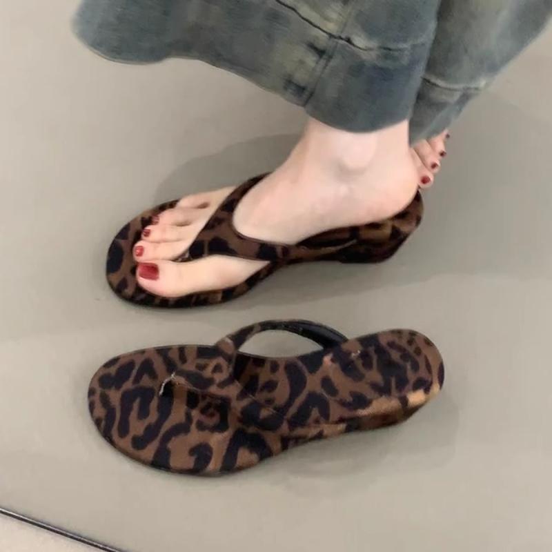 レディース 厚底 ヒール 人字サンダル ヒョウ柄 豹柄 羊皮 スエード ルームシューズ かわいい 甘め 夏 春夏 赤 紫 黒 緑 ブルー ゴム底 外履き デイリー スカート コーデ 外出 カジュアル｜アスターショップ
