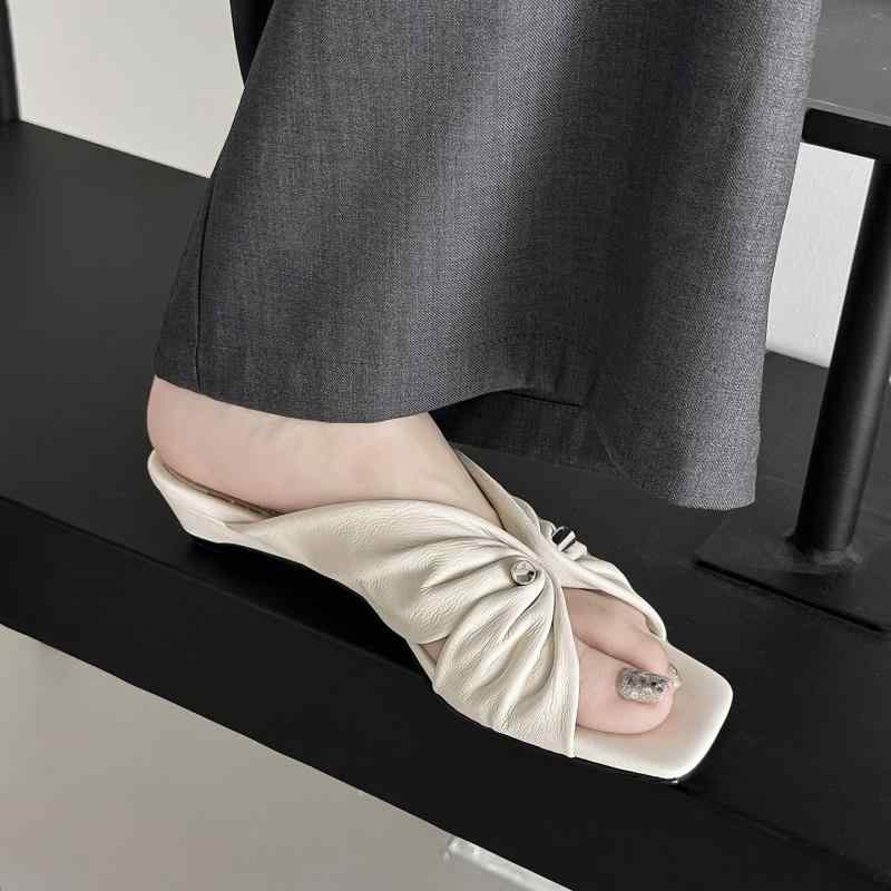 サンダル 女性用 低ヒール 羊皮 方頭 露趾 金属バックル ラバーソール クッション ソフト 気質 通勤 米白 黒 茶 2025 夏 柔らか 履きやすい スタイリッシュ 普段使い 軽量 快適 シンプル デザイン ベーシック コーデ｜アスターショップ 9,257円