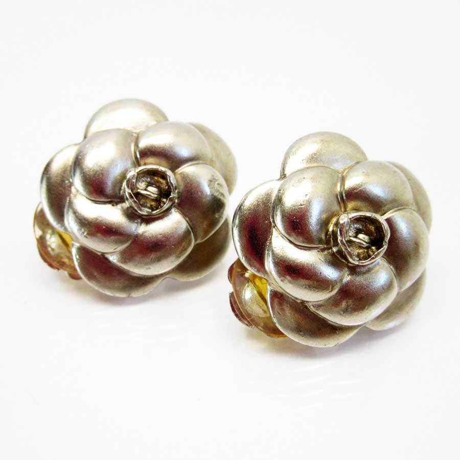 Brandvalue Chanel Earrings Camellia Silver Metal Material Basic Pority Used A Chanel Camellia Earrings Lady S Silver Metal Material
