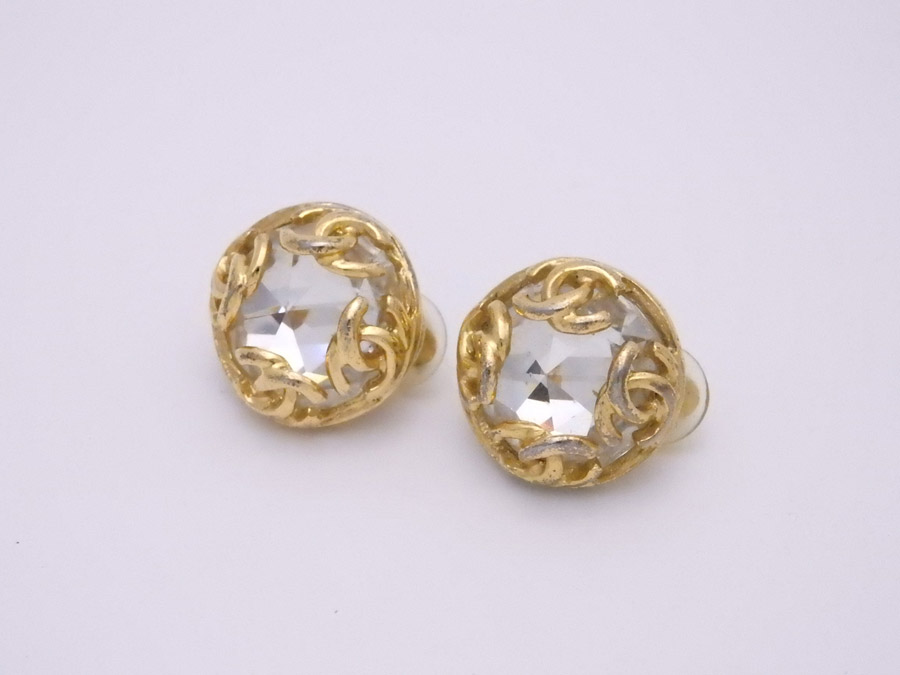 Brandvalue Rakuten Global Market Chanel Earrings Here Mark It Is Chanel Here Mark Vintage Earrings Logo Round Lady S Gold Metal Material X Rhinestone Soot Used