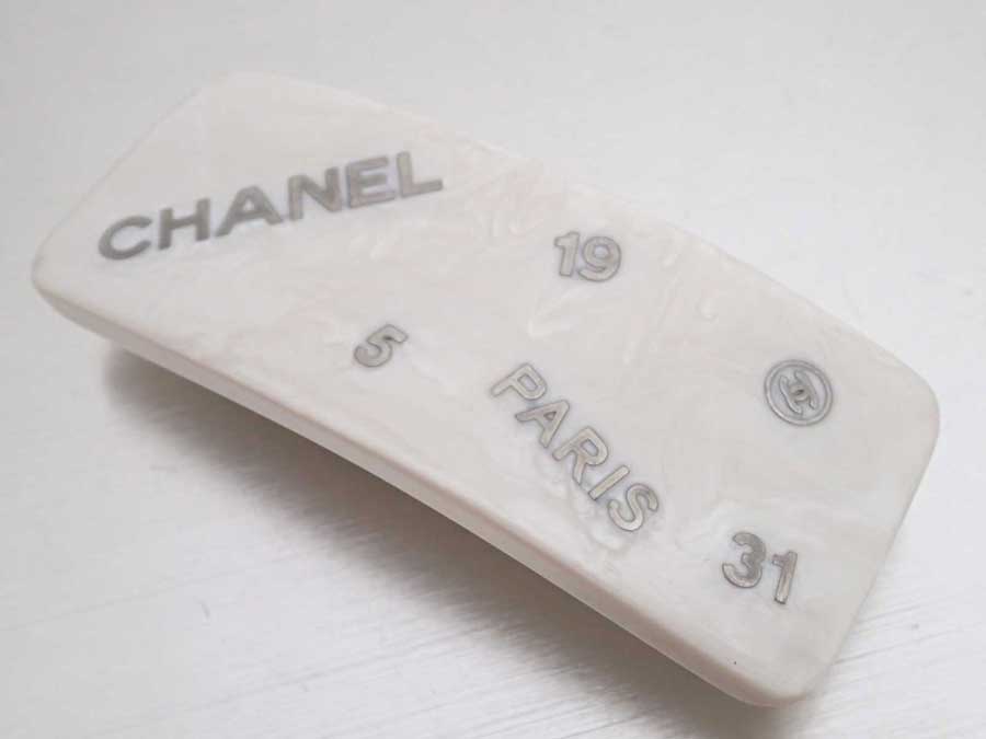 シャネル Chanel バレッタ ロゴ ホワイト シルバー金具 レジン 髪留め ヘアピン レディース 中古 おすすめ Ee シャネル ロゴ バレッタ 髪留め ヘアピン レジン ホワイト シルバー金具 中古 Ee 日米間で調整があった 既に敗勢に陥ってい Diasaonline Com