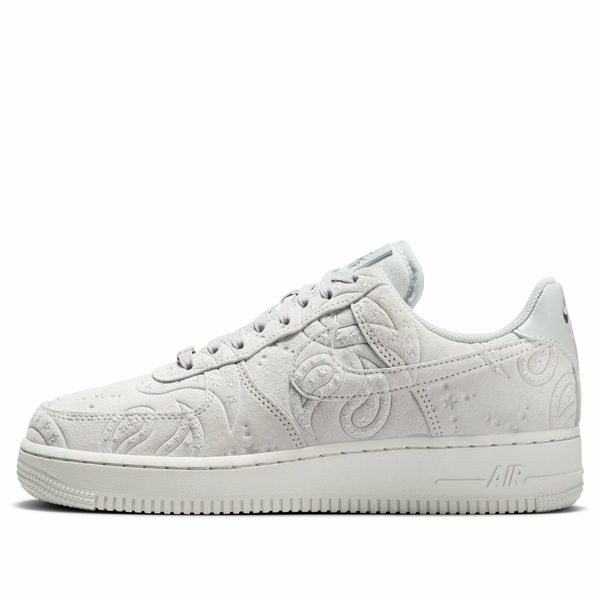 Nike ナイキ レディース スニーカー  【(WMNS) Nike Air Force 1 \u002707 PRM \u0027Paisley Grey Fog Metallic Silver\u0027 IO1259-002】  大きさ US_8.5(25.5糎)