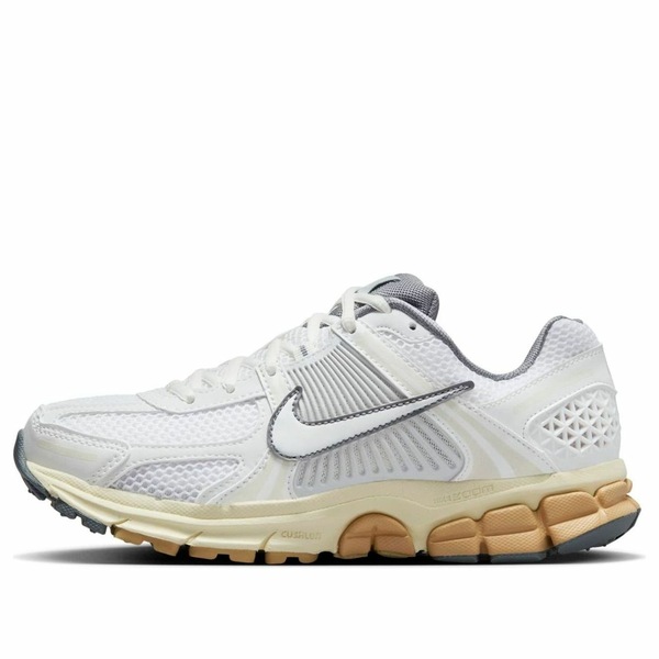Nike ナイキ レディース スニーカー Summit White/Pure Platinum/Smoke Grey/Summit White 【(WMNS) Nike Air Zoom Vomero 5 \u0027Summit White Pure Platinum\u0027 FJ2028-101】  大きさ US_9.5(26.5糎)