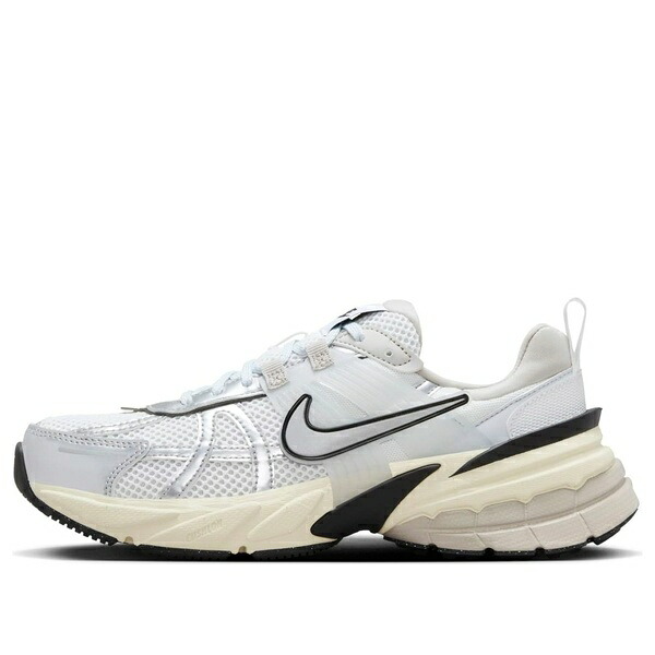 Nike ナイキ レディース スニーカー Summit White/Mtlc Silver-Pure Platinum-Lt Iron Ore-Black-Alabaster 【(WMNS) Nike V2K Run \u0027Summit White Metallic Silver\u0027 FD0736-100】  大きさ US_6.5(23.5糎)