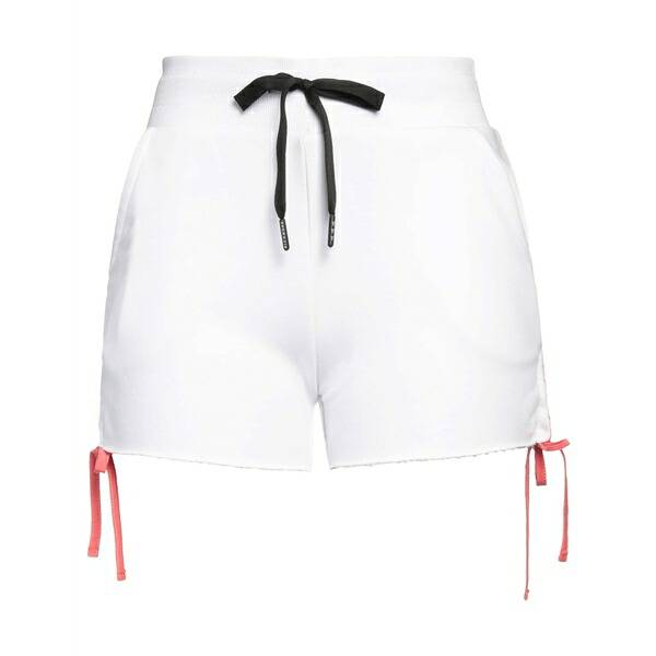 【送料無料】 ジョン リッチモンド レディース カジュアルパンツ ボトムス Shorts & Bermuda Shorts White