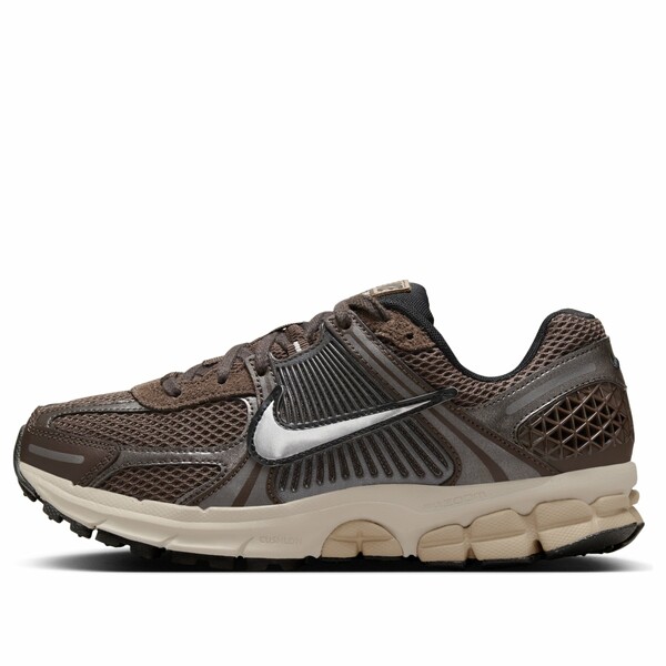 Nike ナイキ レディース スニーカー 【(WMNS) Nike Air Zoom Vomero 5 'Baroque Brown' FN6742-201】 サイズ US_8.5(25.5cm)｜asty