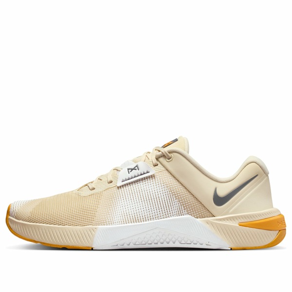 Nike ナイキ メンズ スニーカー 【Nike Metcon 10 'Light Khaki Gold Leaf' HJ1875-201】 サイズ US_11.5(29.5cm)｜asty 59,880円