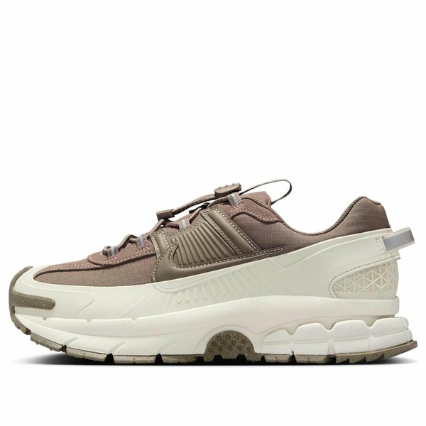 Nike ナイキ レディース スニーカー Light Bone/Mink Brown/Court Purple/Gum Dark Brown 【(WMNS) Nike Air Zoom Vomero Roam Light Bone Mink Brown HQ2181-006】  サイズ US_6.5(23.5cm)