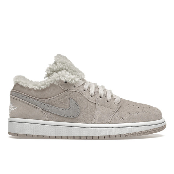 Jordan ジョーダン レディース スニーカー  【Jordan 1 Low SE Sherpa Fleece (Women\u0027s)】  大きさ US_W_10.5 College Grey/Particle Grey/Neutral Grey/White