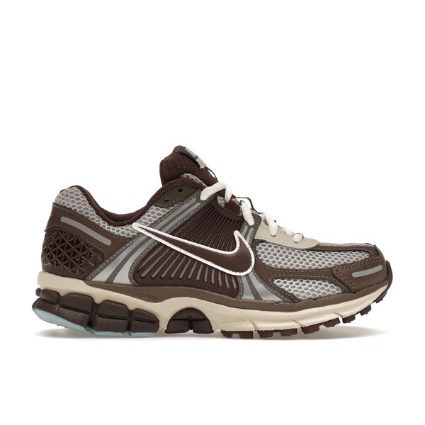 Nike ナイキ レディース スニーカー 【Nike Zoom Vomero 5 Earth Fossil (Women's)】 サイズ US_W_10.5 Light Iron Ore/Earth/Fossil