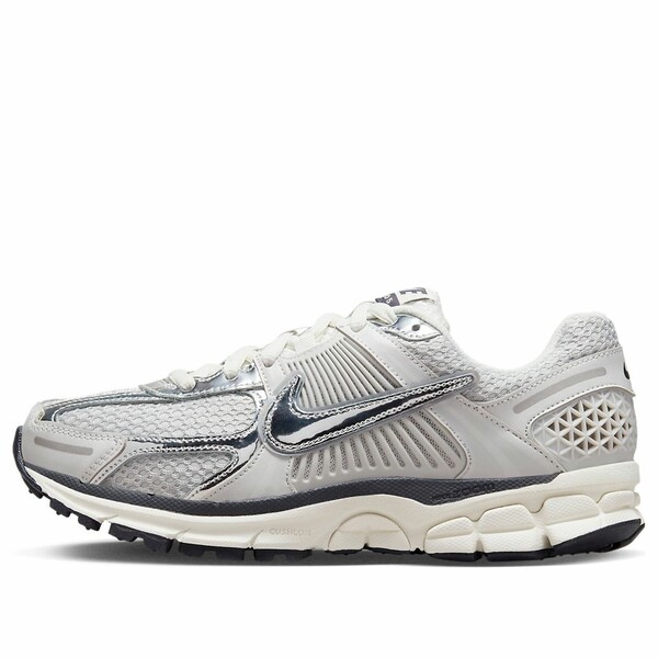 Nike ナイキ レディース スニーカー Photon Dust/Chrome/Gridiron/Sail 【(WMNS) Nike Air Zoom Vomero 5 \u0027Photon Dust Metallic Silver\u0027 FD0884-025】  大きさ US_6(23.0糎)