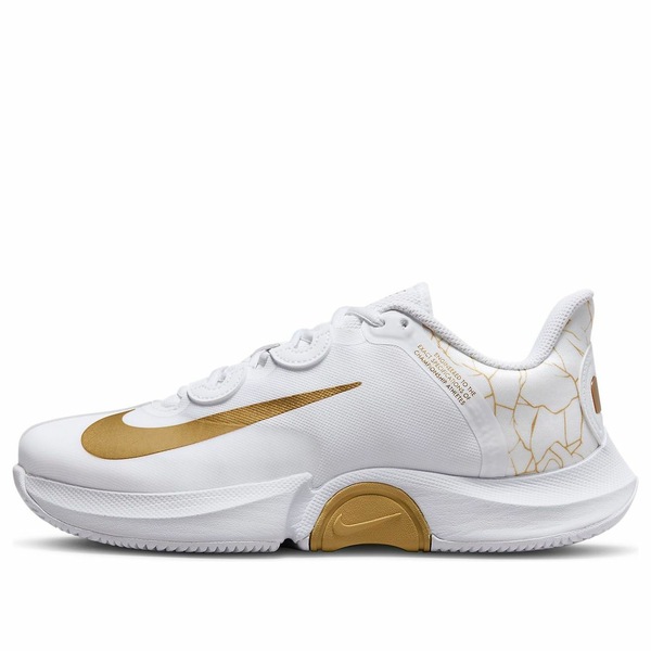 Nike ナイキ レディース スニーカー  【(WMNS) Nike x Naomi Osaka Court Air Zoom GP Turbo \u0027White Metallic Gold\u0027 DX0341-100】  大きさ US_9(26.0糎)
