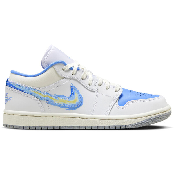 Jordan ジョーダン レディース スニーカー 【Jordan 1 Low SE Just Skate University Blue (Women's)】 サイズ US_W_10.5 University Blue/University Blue-Sail-White-Psychic Blue-Wolf Grey｜asty 81,840円