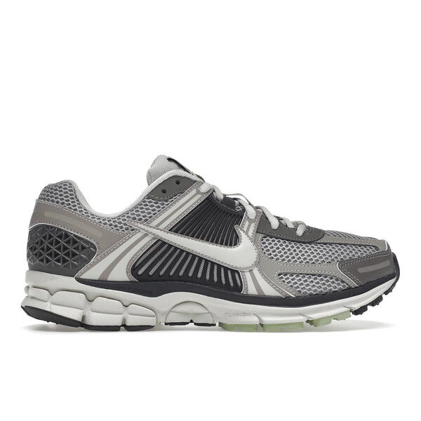 Nike ナイキ レディース スニーカー 【Nike Zoom Vomero 5 Cobblestone Flat Pewter (Women's)】 サイズ US_9.5(26.5cm) Cobblestone/Flat Pewter-Light Bone｜asty 36,270円