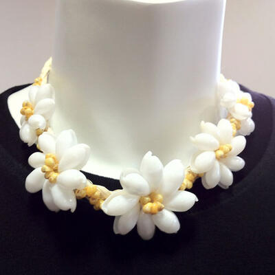 ムーンシェルとモンゴシェルのラフィアチョーカー ティアレ ホワイト イエロー ネックレス ハワイアンアクセサリー フラダンスアクセ 格安販売の
