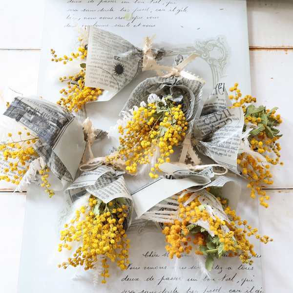 ミモザとデージーブッシュのナチュラルスワッグ ミモザとデージーブッシュのナチュラルスワッグ