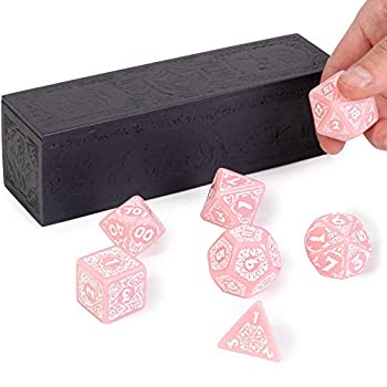 【中古】【輸入品・未使用】タイタンダイス：カリオペ - 25mm ジャイアント多面体ダイス 7点セット&彫刻木製ディスプレイボックス - ピンクカラーとホワイトの数字付き - 卓｜アトリエ絵利奈