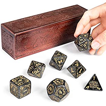 【中古】【輸入品・未使用】Titan Dice: Nyx | 25mm ジャイアント多面体ダイス 7ピースセット&彫刻木製ディスプレイボックス | スモークカラー ゴールド数字 | 卓上ロールプ