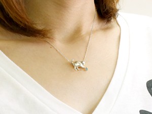 プラチナ ネックレス 猫 プラチナエメラルド 一粒 ペンダント ねこ ネコ アニマルモチーフ 5月誕生石 チェーン 人気 送料無料 の トップ LGBTQ ユニセックス 男女兼用