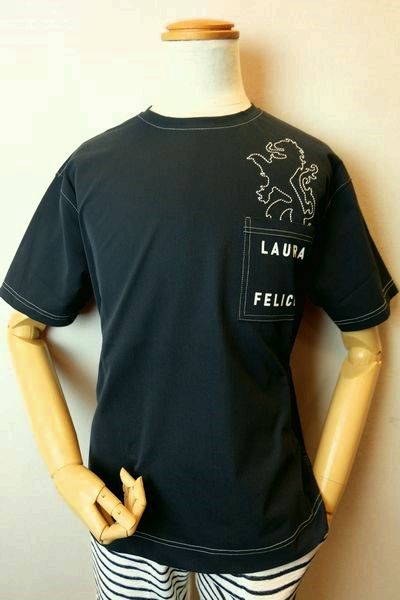 【セール５０％ＯＦＦ】 ラウラフェリーチェ LauraFelice 【半袖Tシャツ】【春夏アウトレット現品限り品】【メンズウェア】【カットソー】【オーバーサイズ】【ラウラフェリーチェ服】 ロゴ刺繍ポケット付き半袖Tシャツ ネイビー｜フォーシーズン・ギャラリー