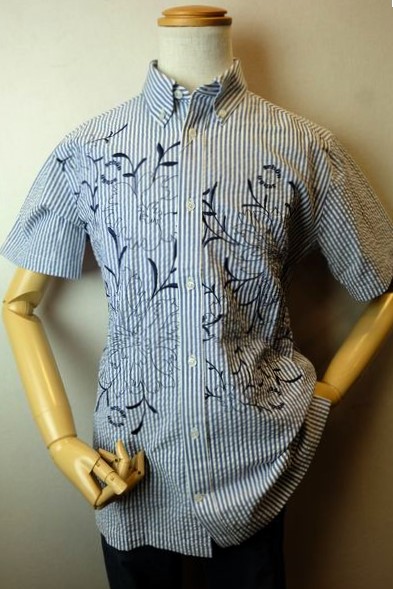 【セール50%OFF】 ショーン・バイ・ミラショーン milaschon 【半袖シャツ】【春夏アウトレット現品限り品】【メンズウェア】【シアサッカー生地】【ボタンダウンカラー】【ミラショーン服】 刺繍柄シアサッカーストライプ半袖シャツ ブルー|フォーシーズン・ギャラリー